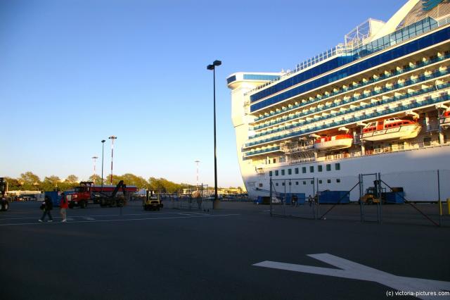 Star Princess docked at Victoria.jpg