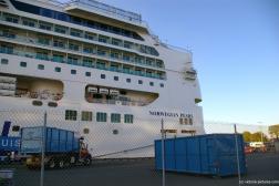 Norwegian Pearl aft while docked at Victoria.jpg