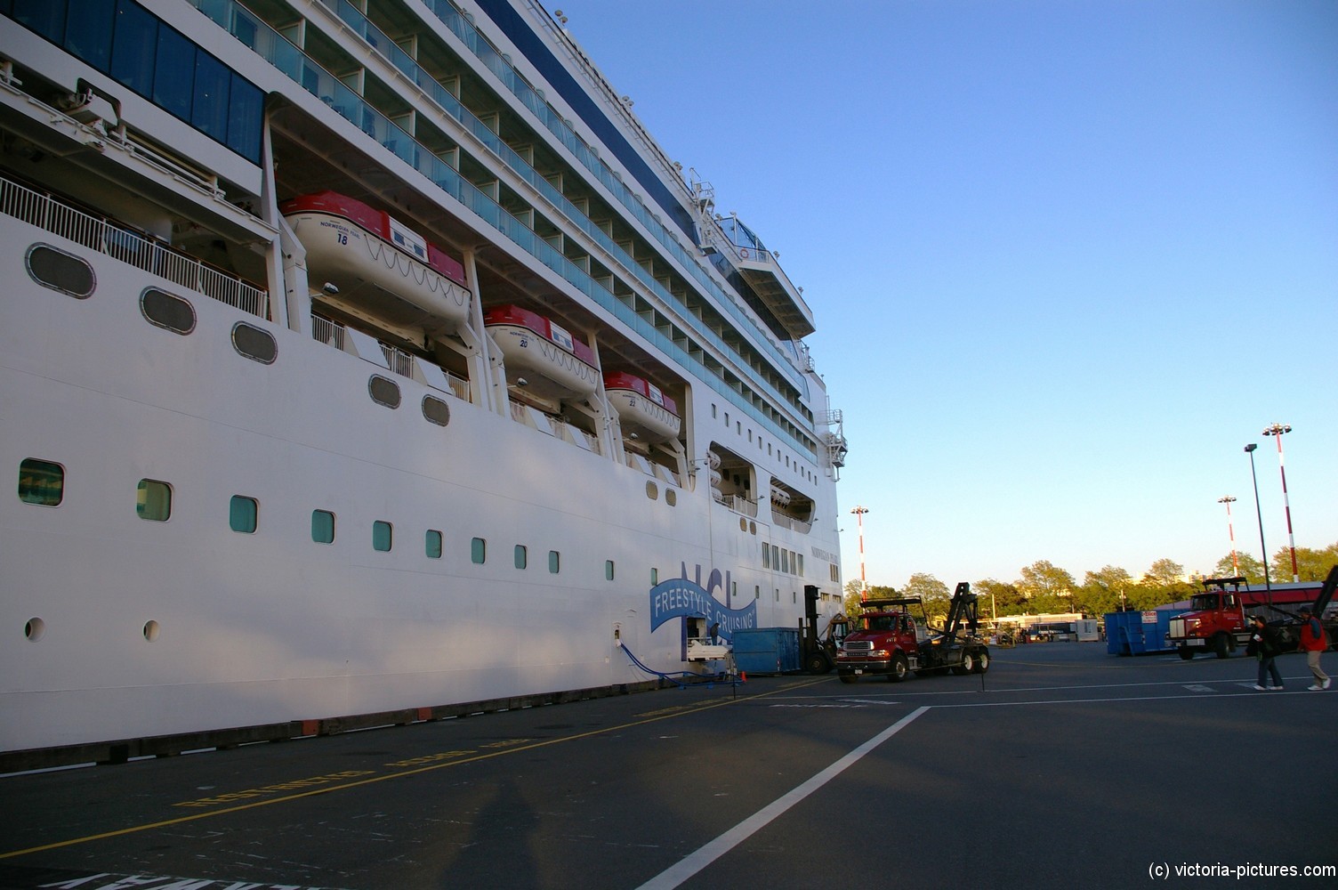 Norwegian Pearl docked at Victoria.jpg