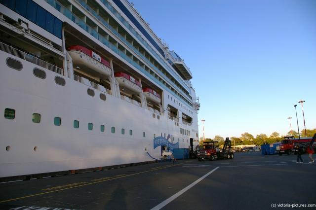 Norwegian Pearl docked at Victoria.jpg