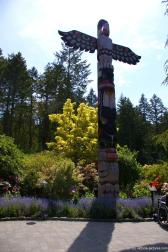 Totem Pole with Eagle and Salmon Orca Bear with Salmon at the Butchart Gardens.jpg