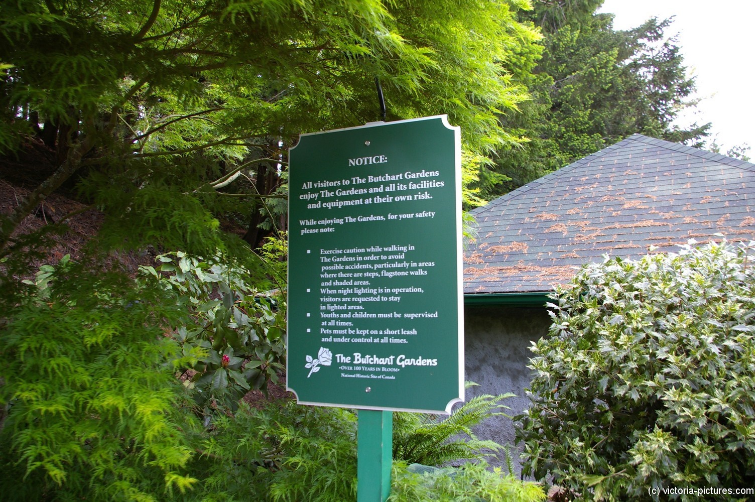 Warning sign in Butchart Gardens in Victoria.jpg