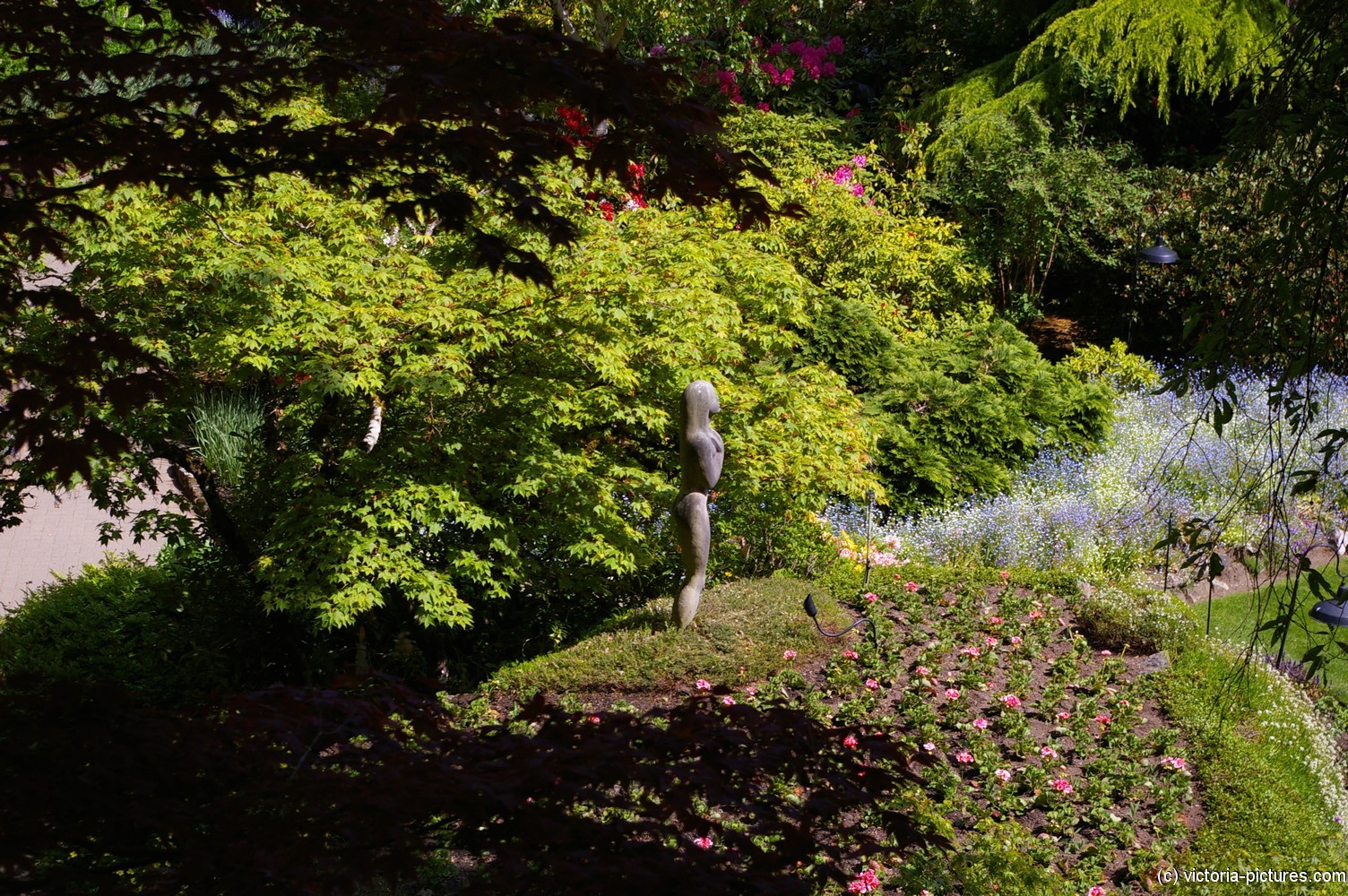 Woman statue at the Butchart Gardens.jpg