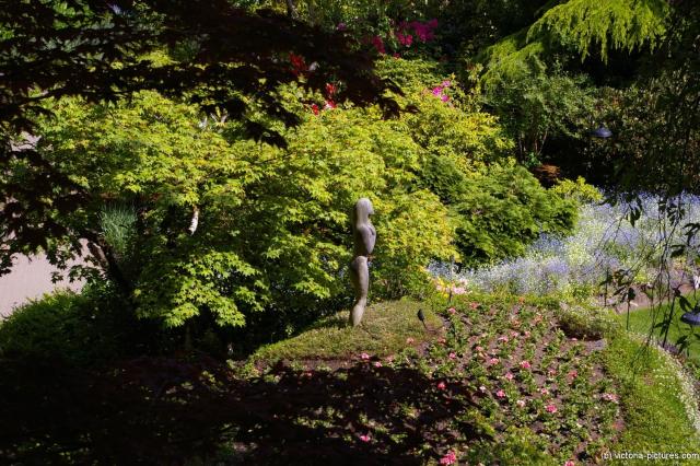 Woman statue at the Butchart Gardens.jpg