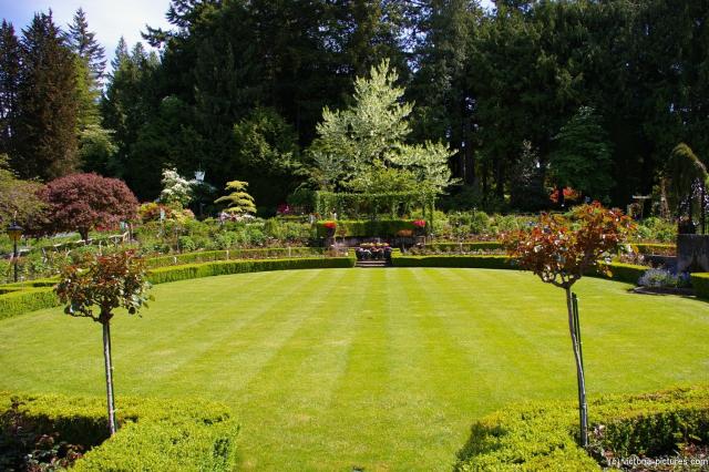 Circular courtyard area of the Butchart Gardens Rose Garden.jpg