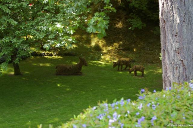 Deer animal statues at the Butchart Gardens.jpg