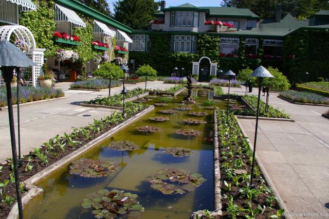 Pond and fountain at the Italian Garden area of the Butchart Gardens.jpg