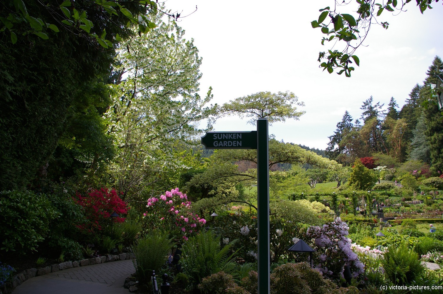 Sign to the Sunken Garden at Butchart Gardens.jpg
